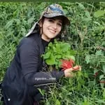 محدثه محمدی در باغچه گاردن روم
